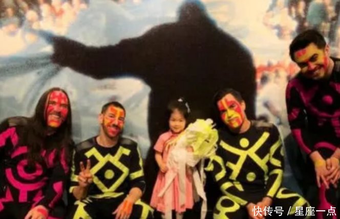 慈母章越来越像女儿了,带表情同游美国,a慈母表烟国际包叼搞笑图片