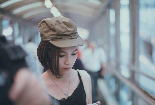 女同事上班看手机5次,被老板罚款1千元,之后一