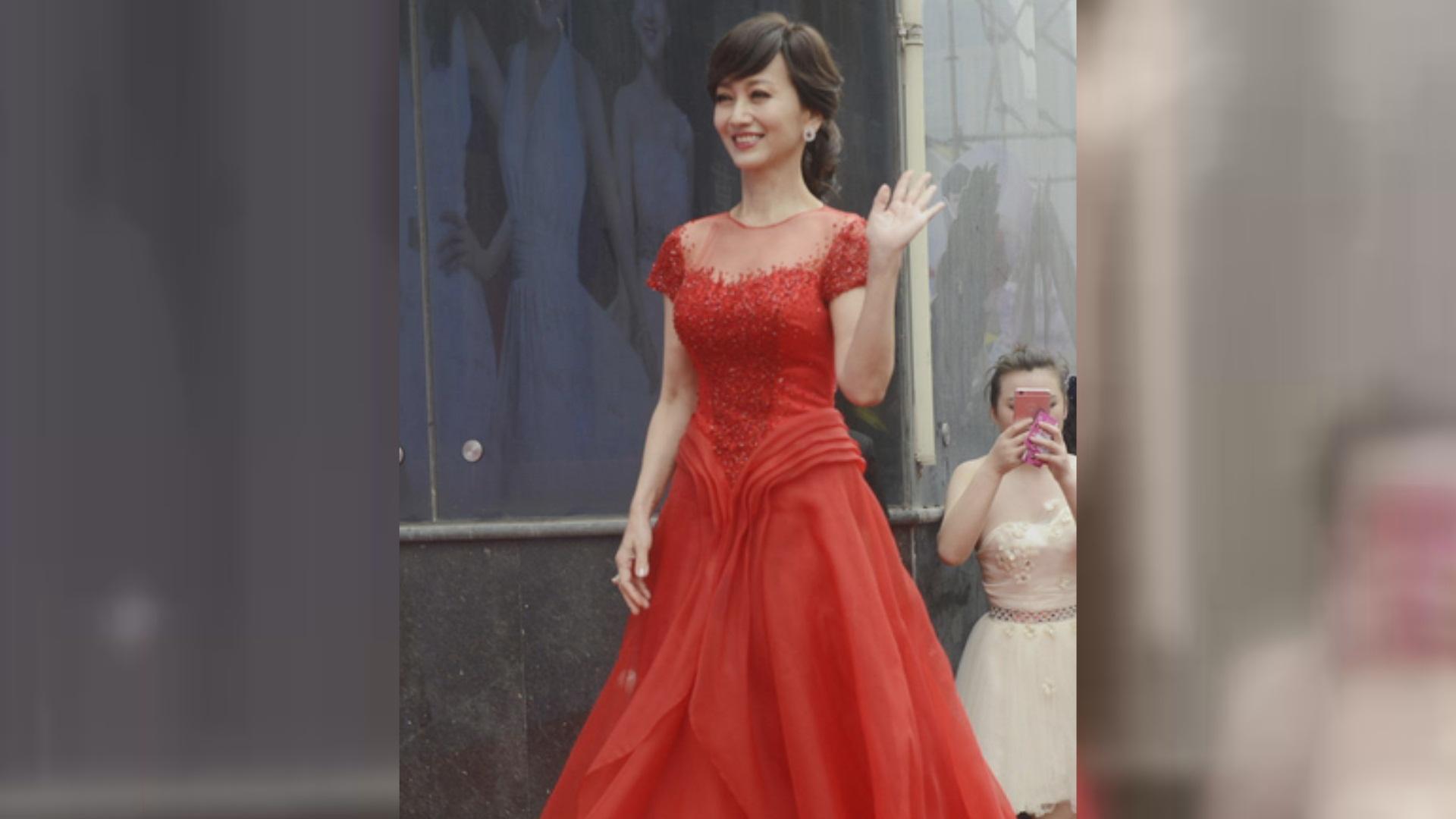 婚纱的即视感!61岁赵雅芝穿红色纱裙美艳动人