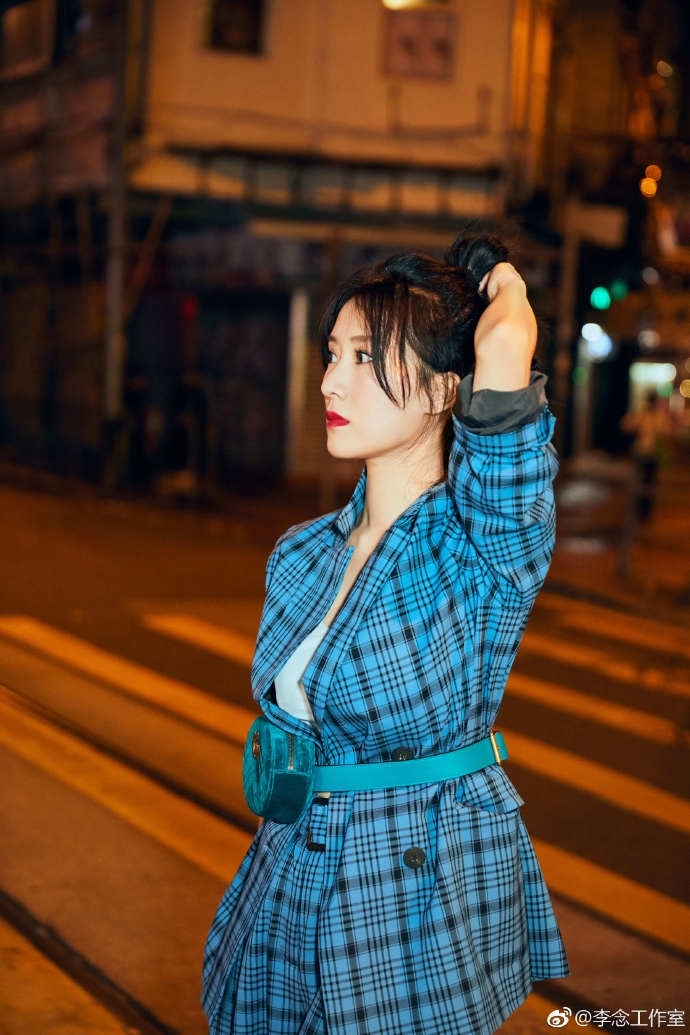 李念时尚街拍来袭，精致的妆容，时尚套装变身工作女郎！网友：撩人