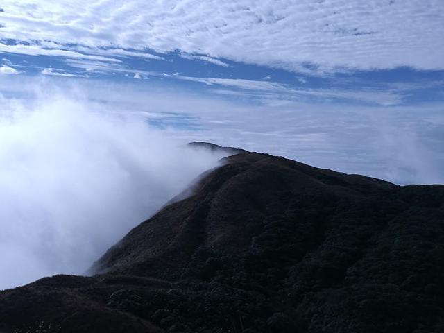 位于广东英德和曲江交接处,属南岭山脉南支,海拔1586米,为广东第二