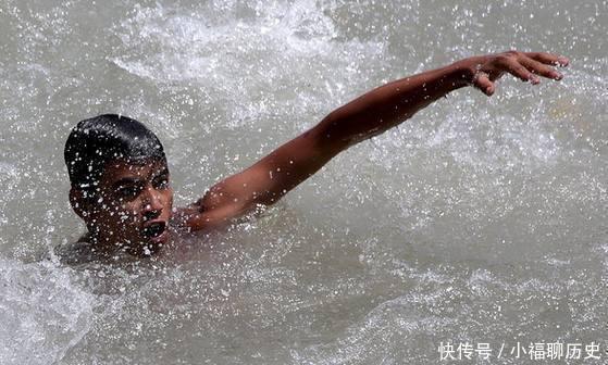 这个地方遭44度高温袭击, 小贩在水中卖西瓜,