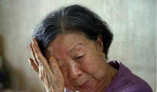 儿子接我去城里小住,儿媳做了海鲜不让我吃,半