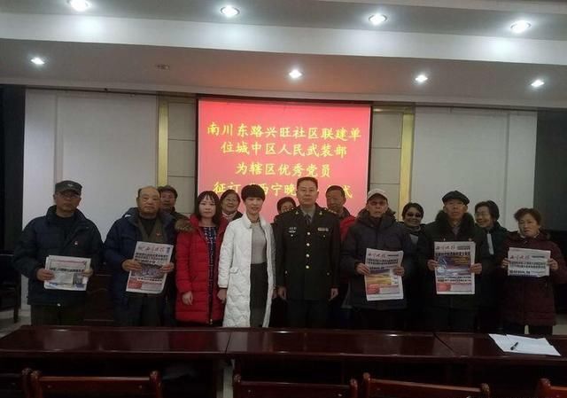 兴旺社区:党建联建送报纸文化惠民进社区