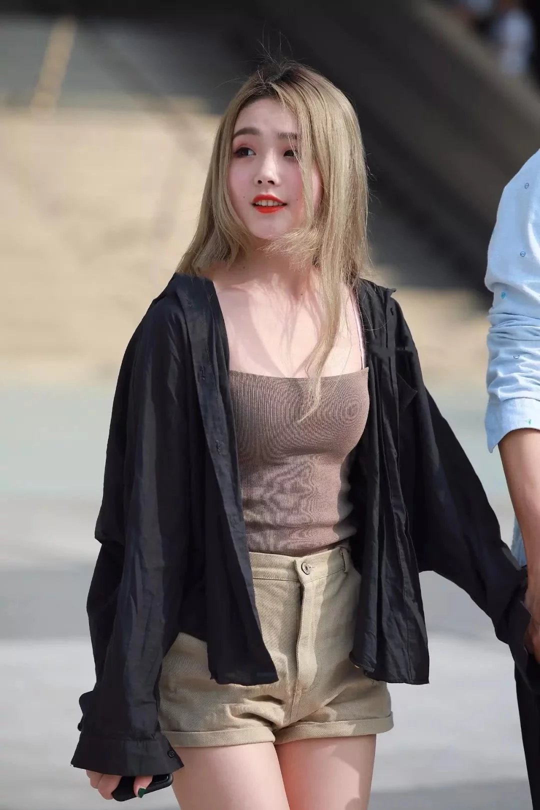 微胖性感女神一字肩搭配超短裤,时尚的穿搭,秀