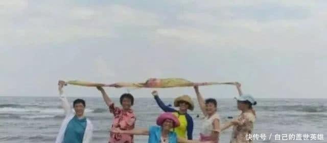 中国大妈又在国外作妖 迪拜海滩上晒丝巾引网