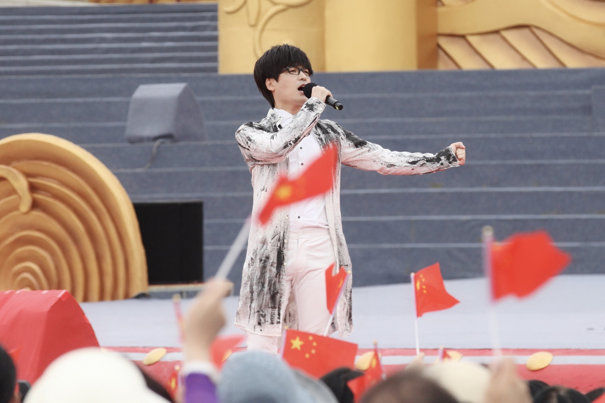 组图：玖月奇迹现身央视心连心慰问演出献唱《中国美》
