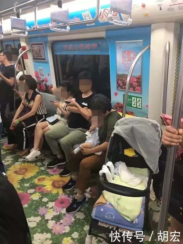 地铁上年轻女子给孩子喂奶,做出一动作,旁人看