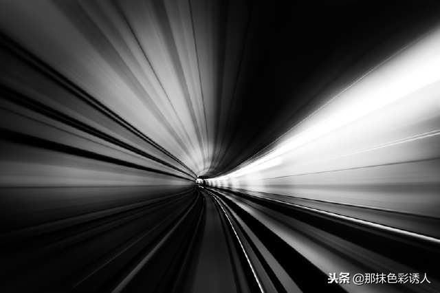 他自称穿越自4000年后,因机器故障卡在2018,还