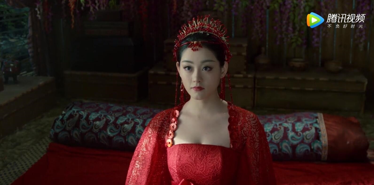 以前沙发比较穷,一顶发箍就搭好了短发,现在剧发型剧组能烫v沙发么图片