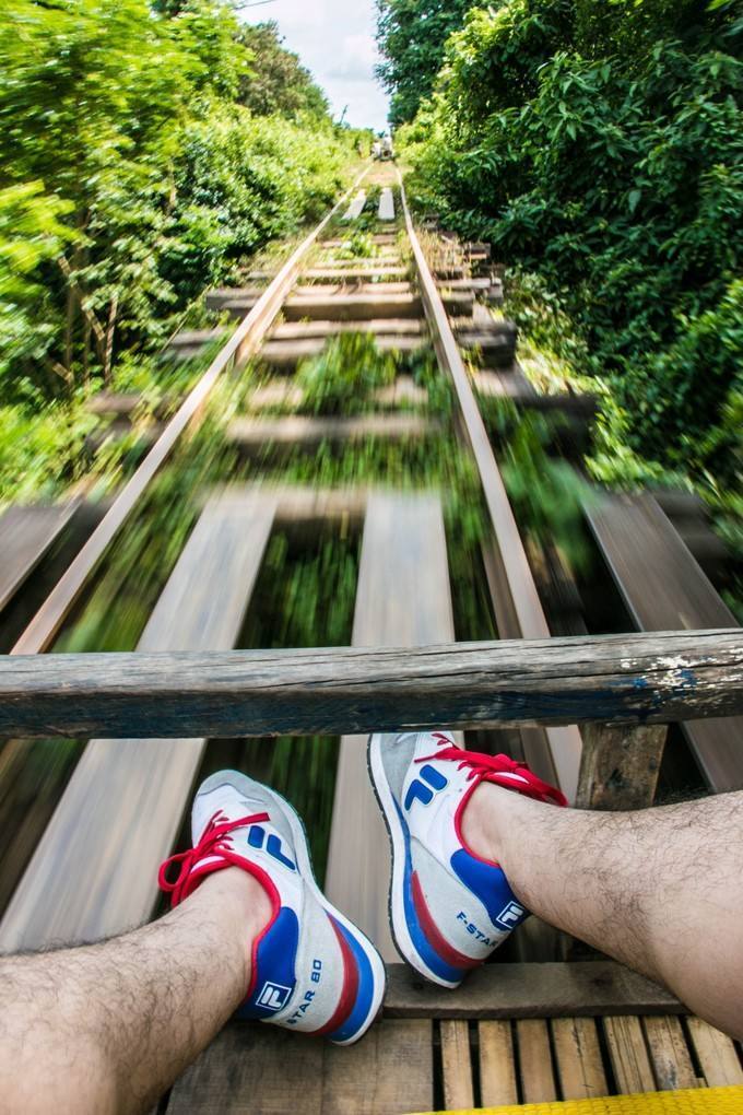 世上独一无二的竹火车就在柬埔寨，司机用根竹竿撑着前进，坐一次