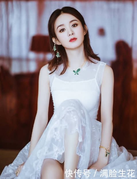 赵丽颖产后出院落座动作惹人心疼,手指上美甲