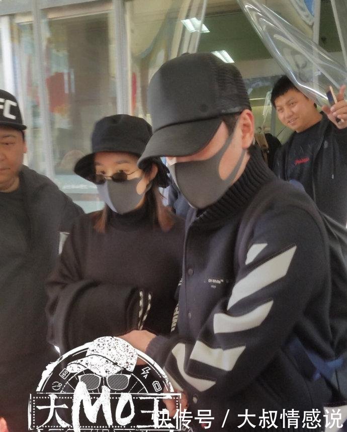 赵丽颖产后首现身,外形略胖面部白皙,冯绍峰神