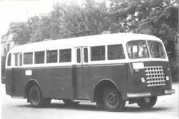1957年4月,上海公交公司客车修造厂首次采用国产解放牌ca10型货车