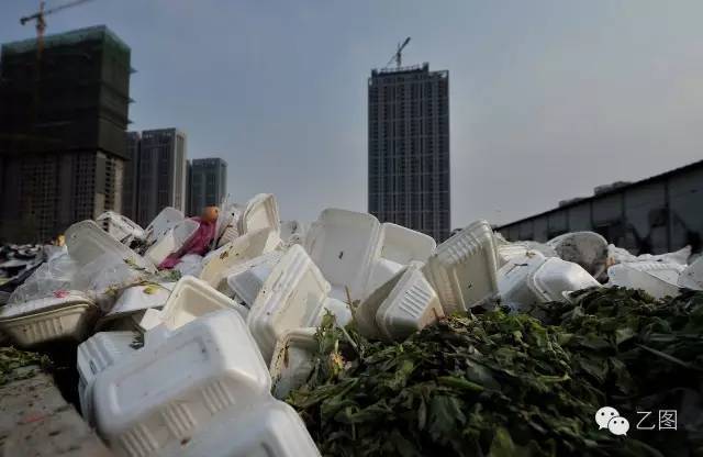 触目惊心!外卖白色垃圾一天可堆满59个足球场