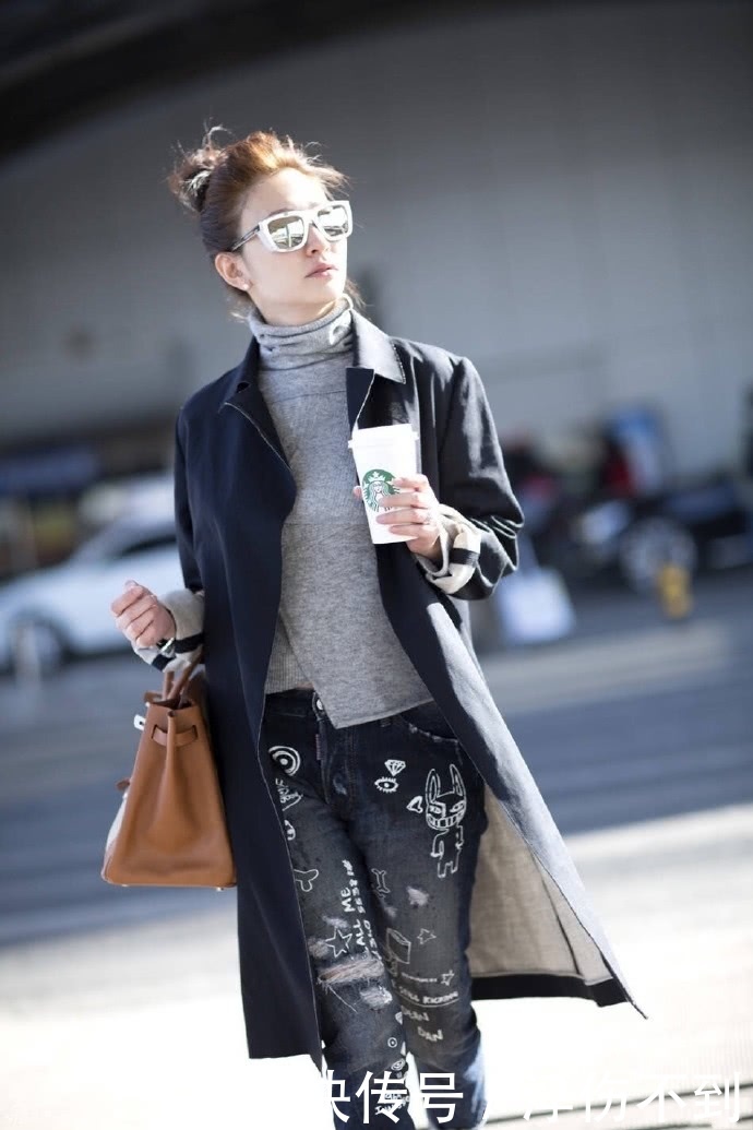 李小冉这么窄的短裙也要硬往里塞衬衫,网友:再