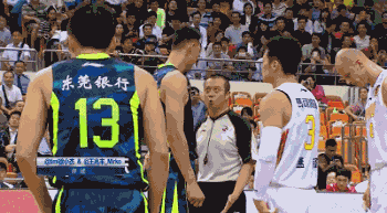 易建联换鞋风波是怎么回事?阿联愤怒脱鞋离开球场【Gif图】 易建联换鞋风波是怎么回事?阿联愤怒脱鞋离开球场【Gif图】