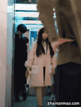 周一新搞笑福利囧图 美女发育太违规让人把持不住