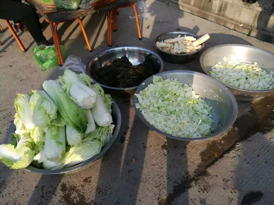 实拍农村喜宴上炒大锅菜,看完我还怎么吃