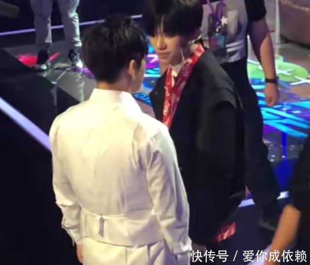 《街舞》爆未播花絮!易烊千玺认真做动作,却被