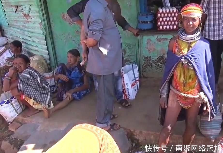 中国人到印度游玩,实拍印度东部的农村女人,看