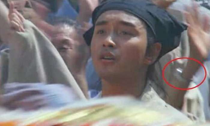 王祖贤版本的《倩女幽魂》中的穿帮镜头, 网友: 透明的这是什么?