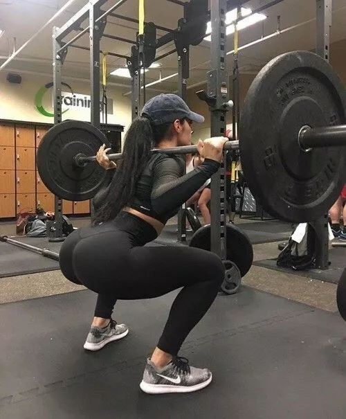 许晴49岁靠美臀线上热搜，什么样的女人敢这么狠！
