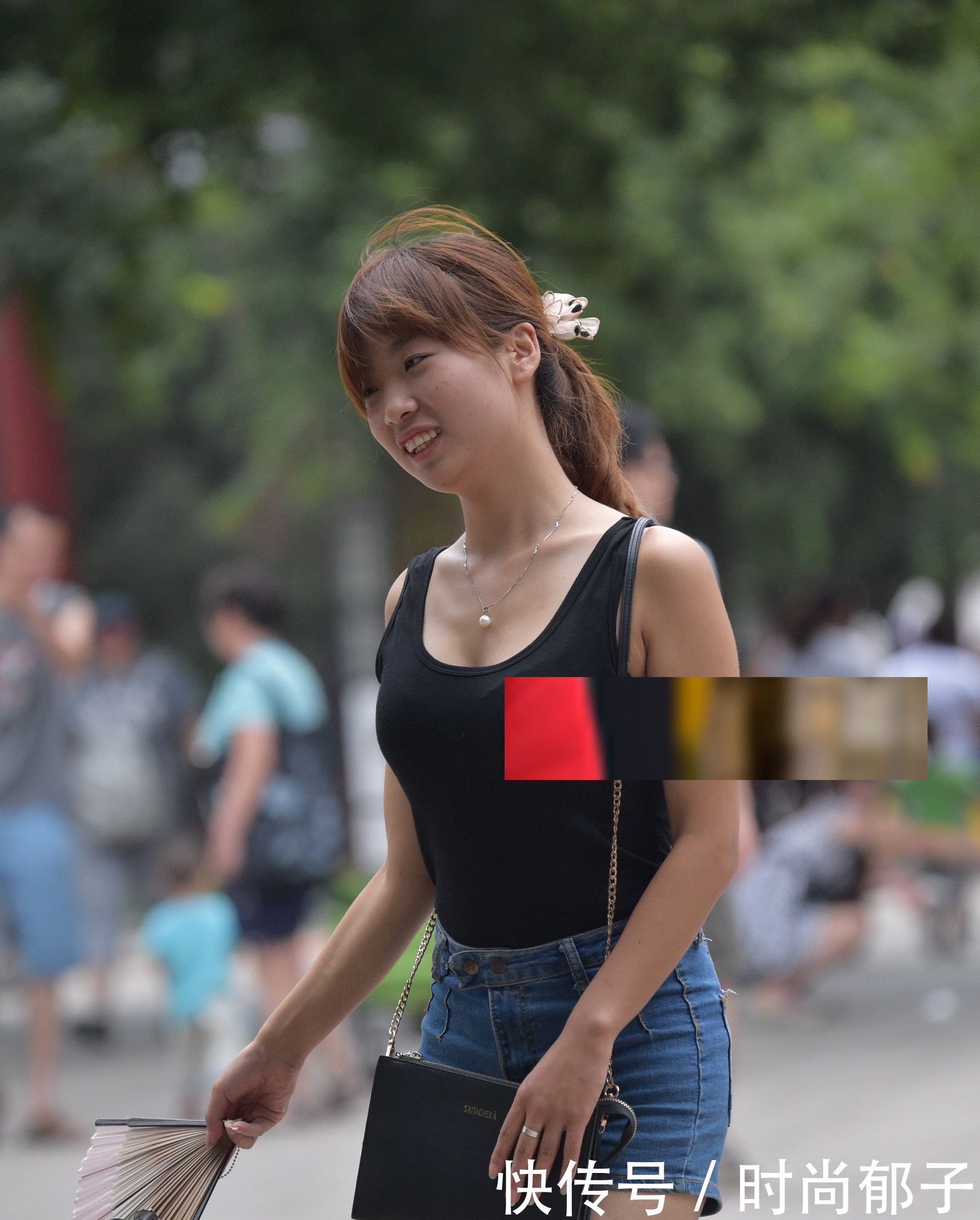 街拍,谨慎黑背心的姐姐,穿牛仔短裤,路人说:好身