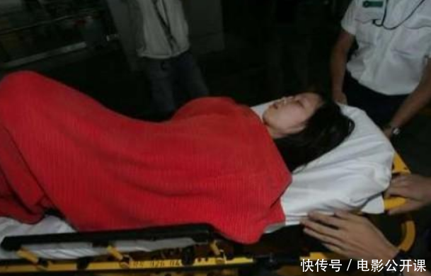 女子摔倒，送医院期间女子死活要盖被子，丈夫揭开被子甩女子耳光