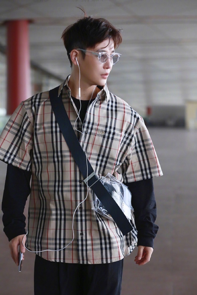 孙坚机场造型变短腿星人,能不能好好穿衣服了