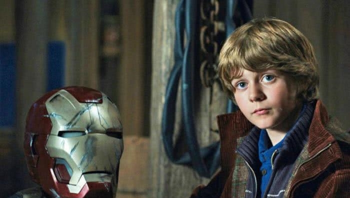 复联四:钢铁侠葬礼现身新面孔,第二代钢铁侠人