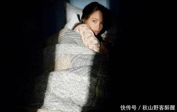 烤箱》:父母将女儿塞进美女活烤善良社工救下对挤胸案件图片