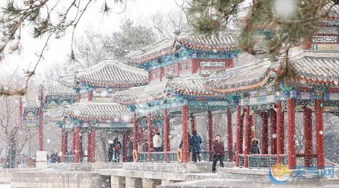 河北承德突降大雪 天地间白茫茫一片