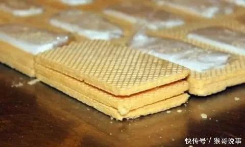 外卖小哥总往一个地方送餐,察觉到不对劲后,终于被警察发现!