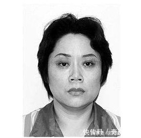 她是中国唯一的“女黑老大”，养男宠天天做“新娘”