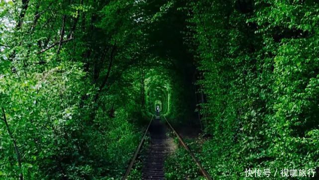 这里每天会经过数辆火车,没想刮出了一条隧道