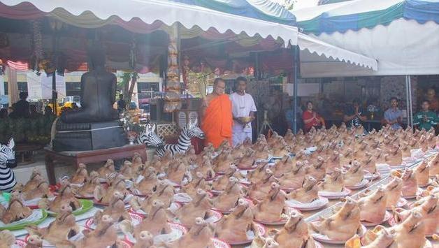 男子带了500只猪头去寺庙还愿,周围的居民乐坏