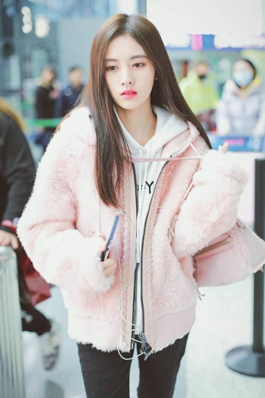 鞠婧祎穿粉色毛茸茸的外套,和白色卫衣好配,甜