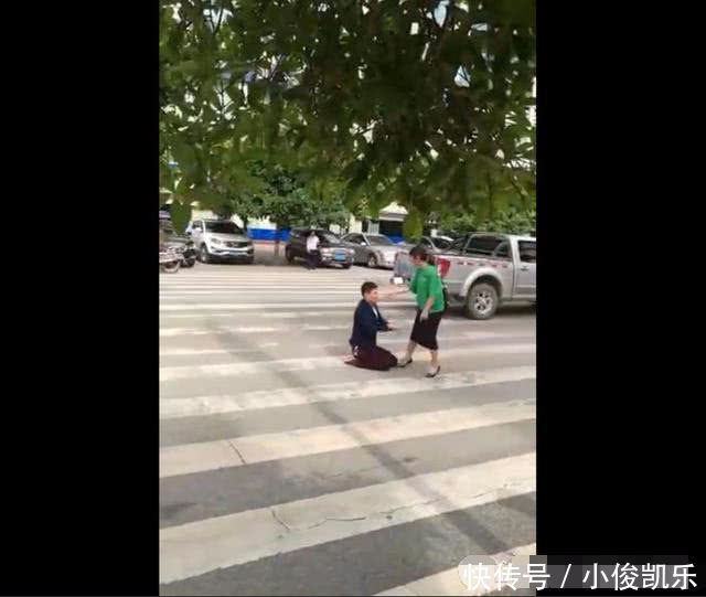 男子当街下跪求女友原谅，女子一脸爱理不理，下一幕让她悔恨终身