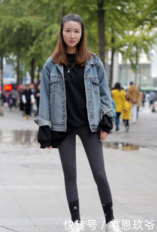 街拍:美女穿着运动大胆炫腹装,这么好的肚子不