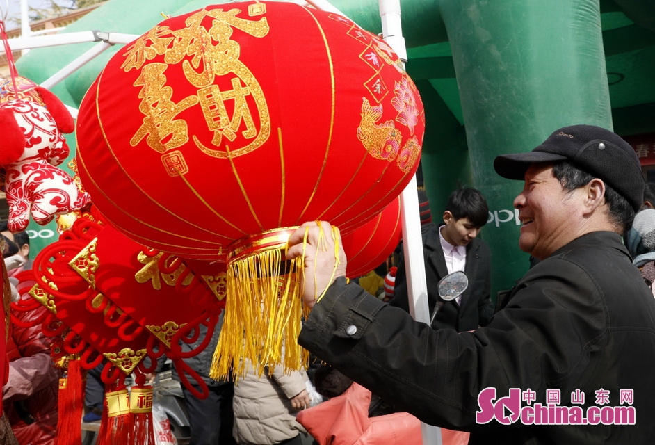 临沂小镇万人过年赶大集 外地人淘实惠当地人赶心情