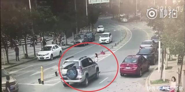 深圳一女子横穿马路竟被行驶缓慢的越野车撞倒