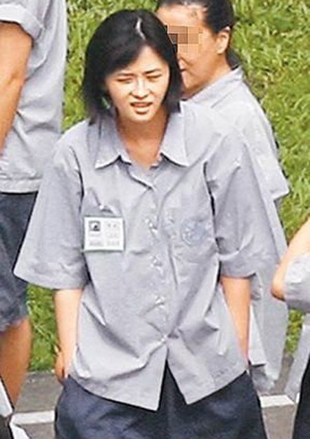 揭秘明星不为人知的监狱生活，谢霆锋肛门被戳，她洗澡被围观