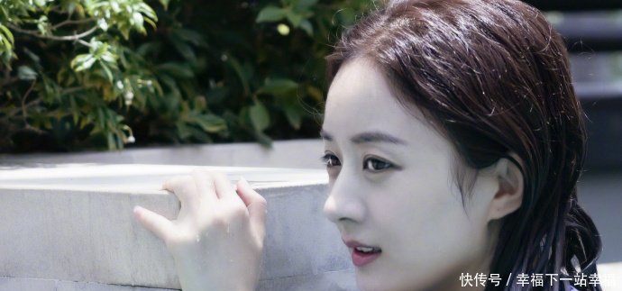 赵丽颖罕见晒比基尼度假照,小蛮腰性感撩人,皮