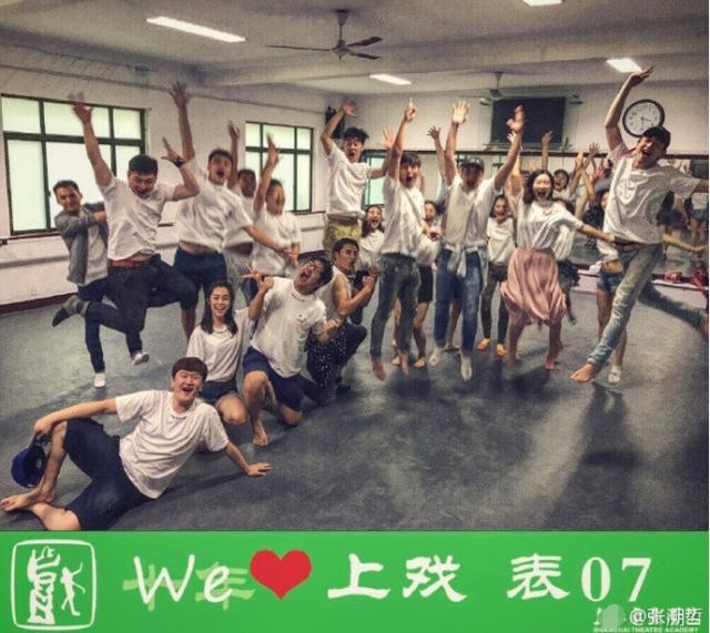 林更新和同学回母校聚会大合照 这姿势太抢镜啦!