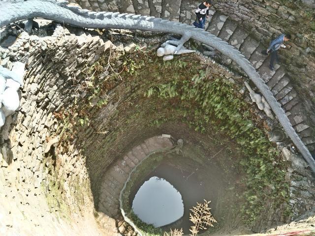 走到水井底部石阶,身上顿觉凉