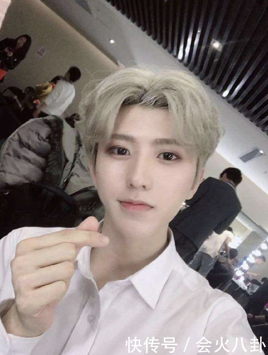 蔡徐坤撞脸网红娘炮刘梓晨?网友:相似度百分之