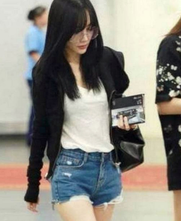 李小璐简直了!穿超短裤往上0.9厘米就全露了,网