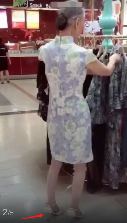 抖音82岁老太穿旗袍逛商场,当看到她脚上的高