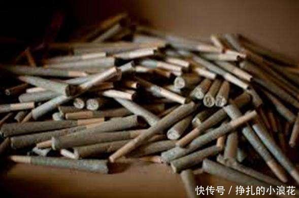 女子骑车被拦下,撬开自行车的轮胎后,工作人员直冒汗!